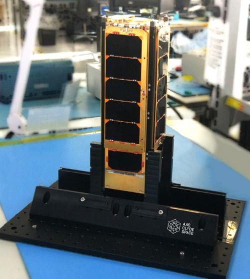 De gouden CubeSat PICASSO.