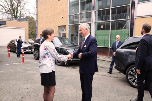 Martine De Mazière schudt koning Filip van België de hand.