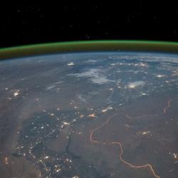 Nightglow de la lueur verte entourant la Terre 