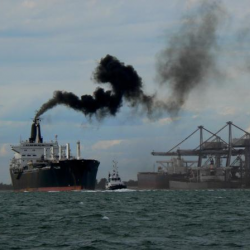 Manœuvres du navire au départ du port de Saint-Louis-du-Rhône