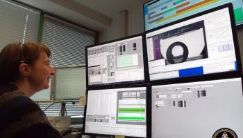 Een B.USOC operator aan het werk met het RUBI experiment.